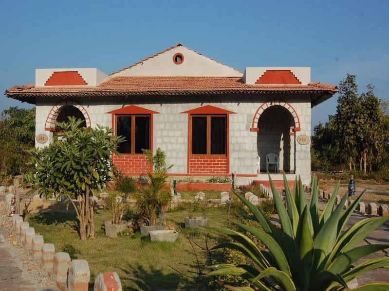 Mogli Resort Kanha Exterior photo