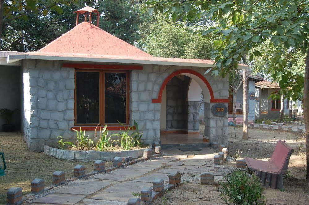 Mogli Resort Kanha Exterior photo